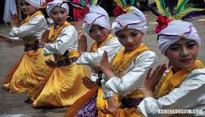 Kita pasti sudah akrab dengan tari ronggeng. Inilah 10 Tari Kreasi Baru Indonesia Dan Daerah Asalnya Lensa Budaya