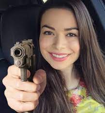 She was discovered at a young age singing and dancing around a table in a restaurant. Miranda Cosgrove Eh O Michael Jackson Startseite Facebook