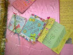 Pada hari guru, guru diberi penghormatan dan pengiktirafan bukan sahaja daripada ibu bapa dan pelajar, tetapi oleh pentadbir sekolah serta kerajaan. Pameran Dan Akitivti Bertemakan Hari Guru Dan Hari Ibu 2013 Selamat Datang Ke Sk Sembirai