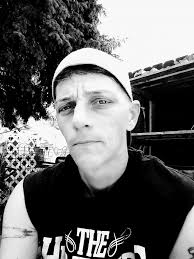 From Eugene, Oregon, 40 years old. Not handsome, but sincere. I'm single  and still searching. Please give me a hello.