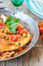 Mettete alla prova la vostra fantasia utilizzando tipi diversi di pesce , dallo spada al ora mettete una padella sul fuoco con un po' d'olio e fate cuocere per 20 minuti il pesce e un po' di pomodorini tagliati a metà. Pesce Spada Alla Siciliana In Padella Ricetta Veloce