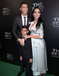 Il a été transféré du real madrid à plus de 100 millions d'€ pour faire briller la juventus, en ligue des champions particulièrement. Cristiano Ronaldo Papa Pour La Quatrieme Fois Elle