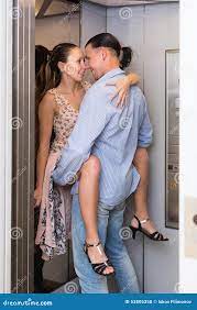 Couples Adultes Ayant Le Sexe à L'ascenseur Photo stock - Image du chaud,  caucasien: 53805358