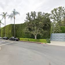 Jeff bezos is on a shopping spree befitting the world's richest man. Jeff Bezos Buys Los Angeles House For Reported 165m Curbed La