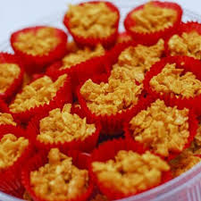 Masukkan cornflakes ke dalam paper cup dan tabur manik ke atasnya. Biskut Cornflakes Madu Susu