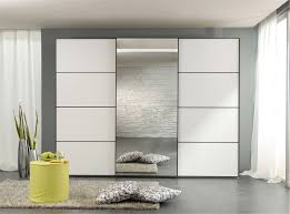 Gizlenmiş çift kişilik dikey açılır yatak, vitrin/kitaplık, çift kapılı gardırop, yüklük ve ekstra dolapları ile dar mekanlara yaratıcı bir çözüm daha. Yatak Odasi Dolap Modelleri Dekorblog