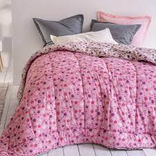 Ce jeté confectionné 100% coton se pare de motifs graphiques au centre et d'une bordure affichant un imprimé housse de couette, drap housse, taie d'oreiller. Couette Les Jardins D Ana Francoise Saget