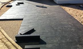 Für material und einbau fallen deutlich höhere kosten als bei einem splittbelag an, allerdings ist die mit naturstein belegte garagenzufahrt sehr langlebig und leicht zu reinigen. Zufahrt Garage Und Zuwegung Zum Haus Wir Bauen Unser Haus