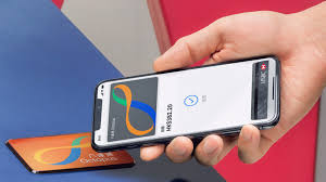 政府早前公布市民可透過八達通、alipayhk支付寶香港、wechat pay hk及tap & go 領取5,000元電子消費券後，4間營辦商積極籌備，當中八達通為配合電子消費券發放，儲值上限將自動提升至3,000元。 ▲八達通將分階段把儲值限額1,000元之八達通自動提升至3,000元。 8ouo4yaxz2241m