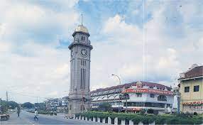 Sungai petani is kedah's largest town and is located about 55 km south of alor setar, the capital of kedah, and 33 km northeast of george town, the capital city of the neighbouring state of penang. Sungai Petani Wikipedia Bahasa Melayu Ensiklopedia Bebas