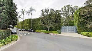 Jeff bezos haus medina | in 2005, bezos purchased a neighboring home and combined the mansions into one property. Jeff Bezos Buys Los Angeles House For Reported 165m Curbed La