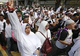 Isu tukar agama dalam kalangan rakyat di negara ini hanya mewakili 1 peratus daripada jumlah keseluruhan 30 juta penduduk. Isu Ras Dan Agama Menggerakkan Demonstrasi Di Malaysia Baru