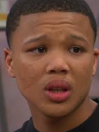 Mo and Pastor Siya Embrace in 'Suidooster'