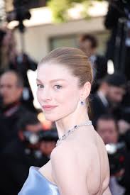 Hunter Schafer in Armani Privé Couture SS11 bij de première van “Kinds of  Kindness” op het 77e jaarlijkse filmfestival van Cannes : r/whatthefrockk