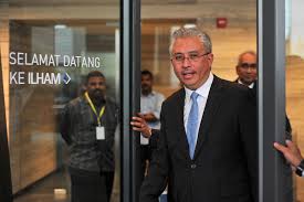 Hari terakhir tan sri azman sebagai pengarah urusan khazanah nasional. Report Azman Mokhtar Slated To Replace Zeti As Pnb Chairman Malaysia Malay Mail