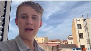 Il pilota 15enne Byron Waller atterra all'aereoporto di Alghero