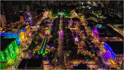 Praça da Liberdade em noite de festival cultural, gerada com IA