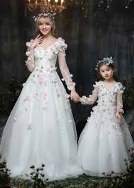 Creiamo tutti tipi d'abiti cominciando da semplici abiti estivi ad importanti abiti di cerimonia o sposa. Abiti Da Cerimonia Mamma E Figlia Ingrosso Italiano Sposamore