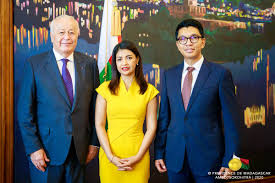 Du 14 juillet à la fourberie macronnienne. Andry Rajoelina Sur Twitter Heureux De Recevoir Avec Mialyrajoelina Alain Merieux De Biomerieux Merieuxfdn Grand Industriel Francais Et Figure Emblematique De La Lutte Contre Les Epidemies Aux Cotes Des Dirigeants