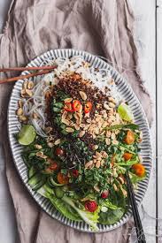 Asiatischer Reisnudel Salat Mit Knusprigem Rindfleisch Und Erdnussen Lecker Co Foodblog Aus Nurnberg In 2020 Reisnudeln Salat Lebensmittel Essen