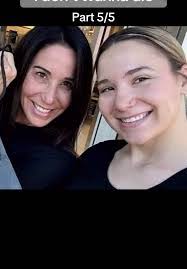 Nicole Lencioni's Instagram, Twitter & Facebook