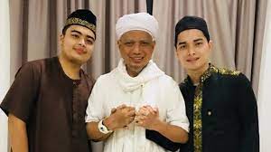 Please download one of our supported browsers. Kedua Anak Akan Imami Salat Jenazah Ustaz Arifin Ilham Showbiz Liputan6 Com