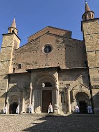 Sito web ufficiale del duomo cattedrale di fidenza. I Templari Cattolici D Italia Prestano Servizio Presso Il Duomo Di Fidenza In Occasione Della Festa Di San Donnino Templari Oggi