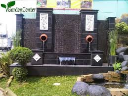 Jika taman di depan rumah berfungsi untuk mempercantik tampilan rumah, taman di belakang rumah biasanya digunakan untuk bersantai. Kolam Ikan Minimalis Di Halaman Rumah Dengan Desain Terbaik