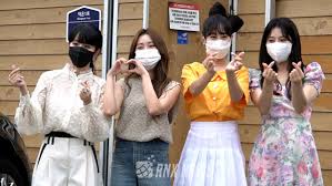 라잇썸은 큐브엔터테인먼트에서 3년여 만에 선보이는 8인조 걸그룹으로 '프로듀스48'에 출연했던 초원, 나영, 유정이 속해 화제를 모았다. Nd0nu5hd5u5vim