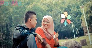Menjadi anak sulung perempuan di dalam keluarga itu ada pasang surutnya. Isteri Anak Sulung Suami Beruntung Dimanja Selalu Tapi Tetap Kena Bebel Pa Ma