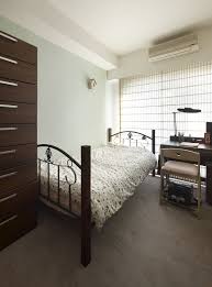一つのお部屋を二人一緒に使っていた姉妹 リフォームでそれぞれの個室を設けることになりました 壁紙やファブリックはそれぞれお気に入りのテーマカラーを選びました 妹さんのお部屋はアイアンベットとミントグリーンのアクセントクロスでエレガントに 窓掛のシャープ