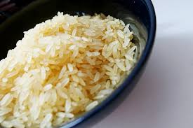 L'eau de riz est riche en acides gras faire bouillir de riz pendant 30 min, couvrir pour limiter l'évaporation de l'eau de riz egoutter le riz en prenant garde de récupérer l'eau rincer les cheveux à l'eau de riz tiédie après. L Eau De Cuisson Du Riz Pour Les Cheveux