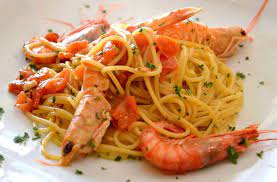 Partiamo subito con una raffinata ricetta che sa di estate: Spaghetti Con Gamberi Scampi E Pomodorini Ricette Di Sardegna