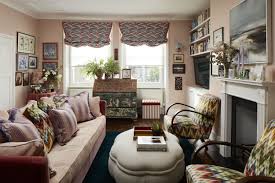 狭い部屋をおしゃれに！ロンドンの色にあふれた小さなアパート｜ELLE DECOR [エル・デコ]