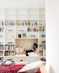 Hanya dengan sekat ataupun dinding rendah, anda sudah bisa memiliki ruang perpustakaan. Ide Desain Perpustakaan Rumah Yang Keren
