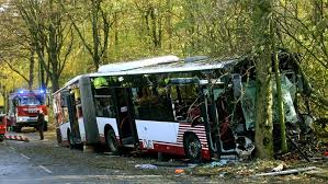 Maybe you would like to learn more about one of these? Busunfall In Duisburg Linienbus Fahrt Gegen Baum Panorama Stuttgarter Zeitung