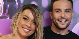 Μακρύς < (κληρονομημένο) μεσαιωνική ελληνική μακρύς < αρχαία ελληνική μακρός. Errika Prezerakoy 3eka8arizei Ti Symbainei Me Ton Arh Makrh