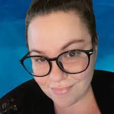 Elisa Chamberlain's Instagram, Twitter & Facebook