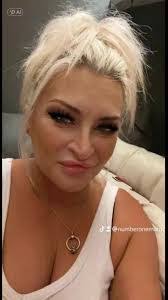 Margo Simons's Instagram, Twitter & Facebook