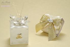 Originali bomboniere o segnaposto per matrimonio. Raffinato Elegante E Moderno Il Profumatore Per Ambiente In Vetro Marmorizzato E Placca In Argento Con 50 E Fedi Oro E Come Segnaposto La Scatolina Portaconfetti In Pvc Con Placca 50