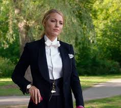 A Simple Favor Fashion Blake Lively Revitalizing Suits Stitch If you're a fan of anna kendrick or blake lively or most likely both, you'll probably know they're starring in a movie together called a simple favor, directed by paul feig, the man behind bridesmaids and freaks and geeks.