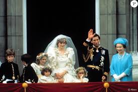 Voir plus d'idées sur le thème reine élisabeth ii, famille royale angleterre, royauté. Lady Diana Le Prince Charles Avec La Reine Elizabeth Ii Au Balcon De Buckingham Le Jour De Leur Mariage Juillet 1981 Purepeople