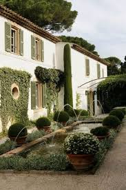 saint remy de provence luberon cypres de provence totem jardins jardin maison et jardin provencal