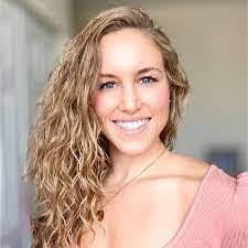 Leah Carnell's Instagram, Twitter & Facebook