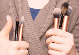 clean makeup brushes with witch hazel