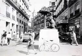 La calle del carmen está situada entre la puerta del sol y la plaza de callao, en pleno centro de madrid (metros sol o callao). 1991 El Oso Y El Madrono En La Embocadura De La Calle Del Carmen Madrid Espana Fotos Antiguas Madrid Fotos Antiguas Madrid Espana