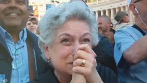 #LoÚltimo || Humo blanco sale de la Capilla Sixtina anunciando la elección  de un nuevo papa.