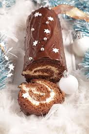 Débutez votre bûche au chocolat blanc et au chocolat noir en confectionnant la ganache qui viendra la garnir. Recette Buche De Noel Aux Deux Chocolats Marie Claire