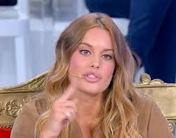 Le sue ammiratrici continuano a seguirla giorno dopo giorno, felici di ricevere messaggi di risposta da parte. Uomini E Donne Oggi Puntata Bomba Su Sophie La Tronista Si Becca Un Bel No Alla Scelta Fan Increduli Piu Donna
