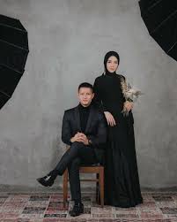 Contoh foto prewedding indoor di atas bahkan diambil di sebuah rumah bandung yang terbilang minimalis tetapi punya kesan romantis. Ootd Hijab Inspirasi Prewedding Tema Hitam Follow Facebook